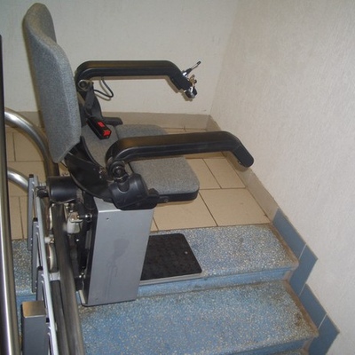 Наклонные (лестничные) подъемные устройства с креслом INVA 160